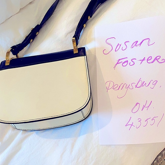 Beautiful crossbody Prada bag with gold hardware. Excellent condition - Picture 2 of 10